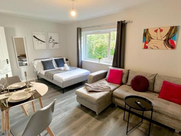 Euston Studio by PrimeCityHosts