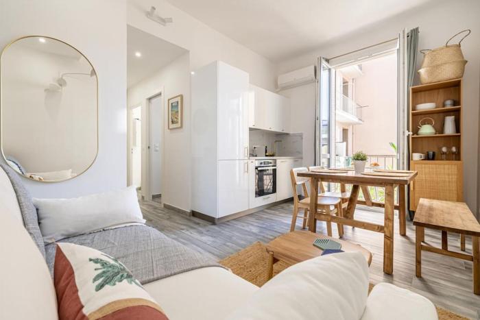 Charming Apt Nice Port Place du Pin with Balcony