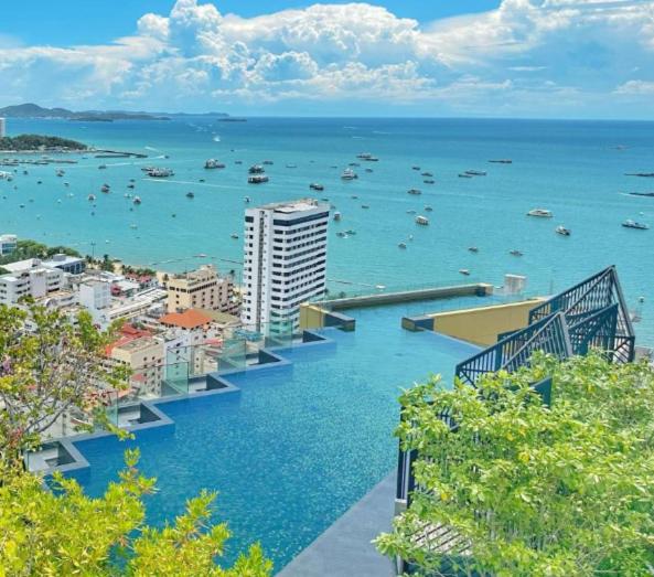 Edge Central Pattaya with Infinity Pool & Free Netflix