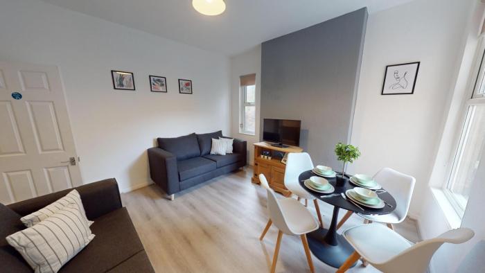 Magnificent 6-Bedroom Queen House in Beeston Awaits You!