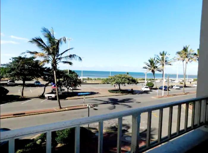 Self-catering beach holiday flat to rent