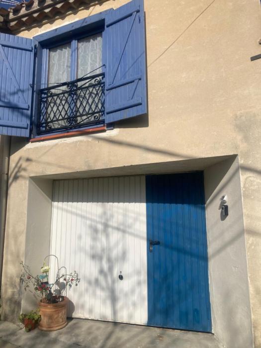 "LEchapée Belle" Maison de village climatisée de 45m2 à proximité de Carcassonne,1 chbre à létage vue panoramique sur les pyrénées, cuisine équipée,1Salon,1 sdb, Wifi, Parking gratuit, Netflix,Canal sat, Fauteuil massant