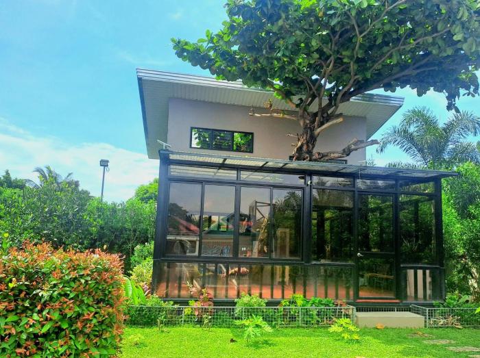 Entire Loft House Patio & Garden, Belles Homestay