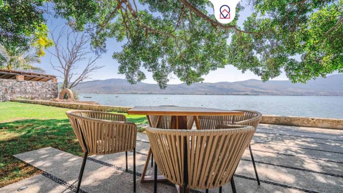 Bungalo with pool and lake view in Cajititlan