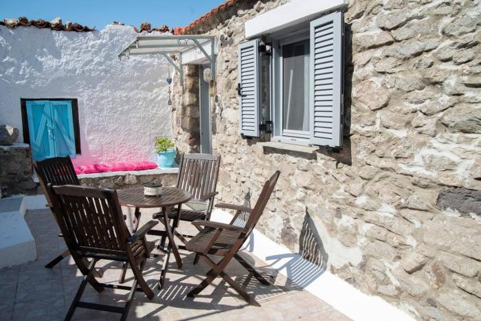 Caviro-traditional Stone House In Chora