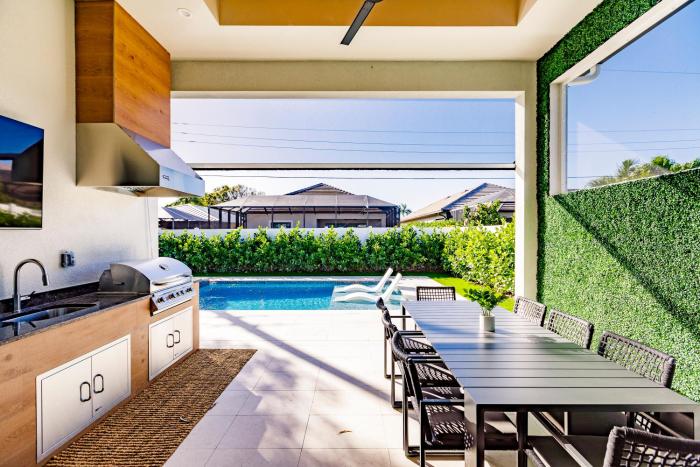 Naples Calming Waves Luxury Home 4-3