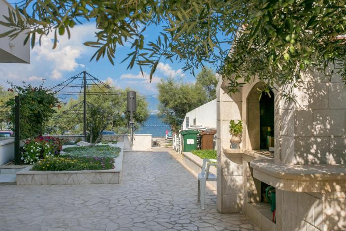 Apartments by the sea Slatine, Ciovo - 23332