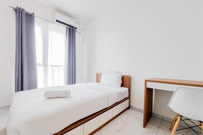 Warm Studio at 38th Floor Sky House Alam Sutera Apartment By Travelio