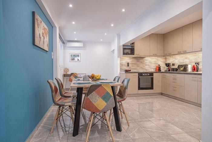 Debbies cozy 2bdr - 2bth apt near Acropolis