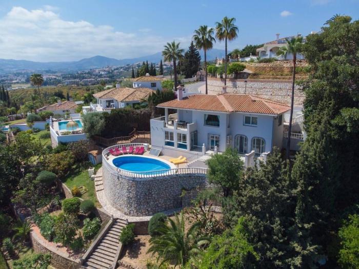 Heated pool and fantastic views BBQ Beach 5 mins