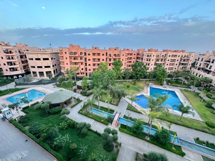 Vue piscine et terrasse oasis calme et luxueux