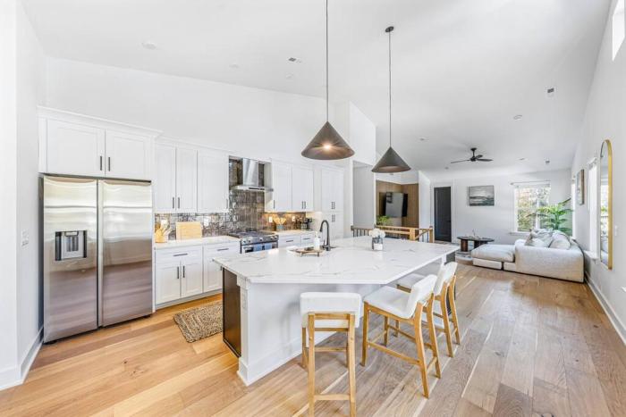 Modern 4BR Uptown Oasis!