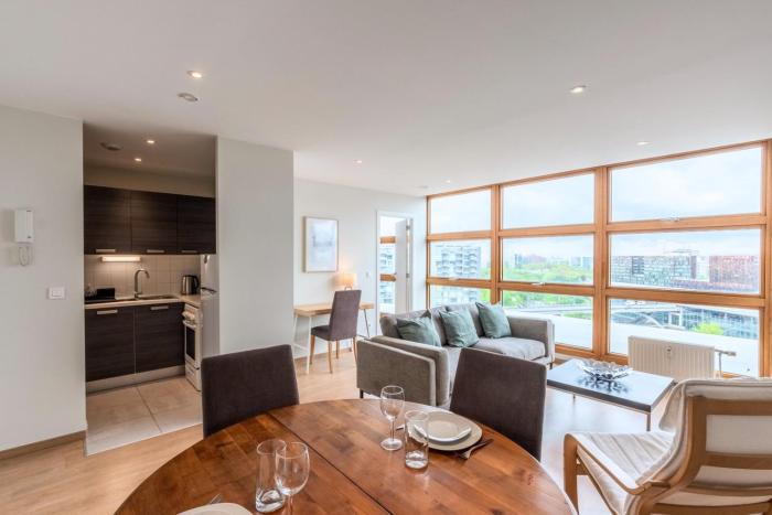 One bedroom apartment at the foot of the stations