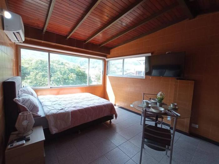 Loft con iluminación natural vista a las montañas