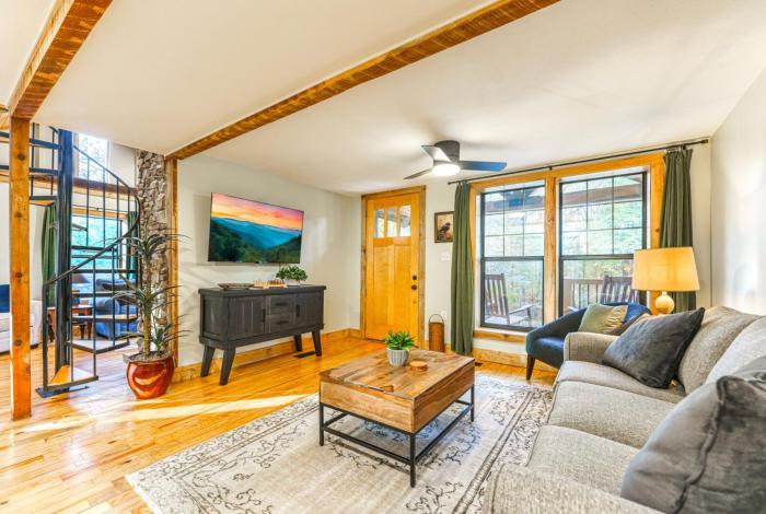 Cozy Cabin in the Woods w Playroom, Deck & Lounge