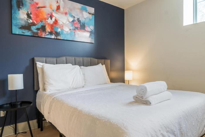 Bright and Modern Studio in Louisville # 104