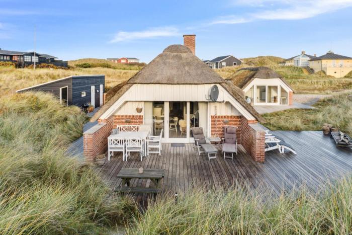 Lovely Thatched Holiday Home With A Large Annex - 1029
