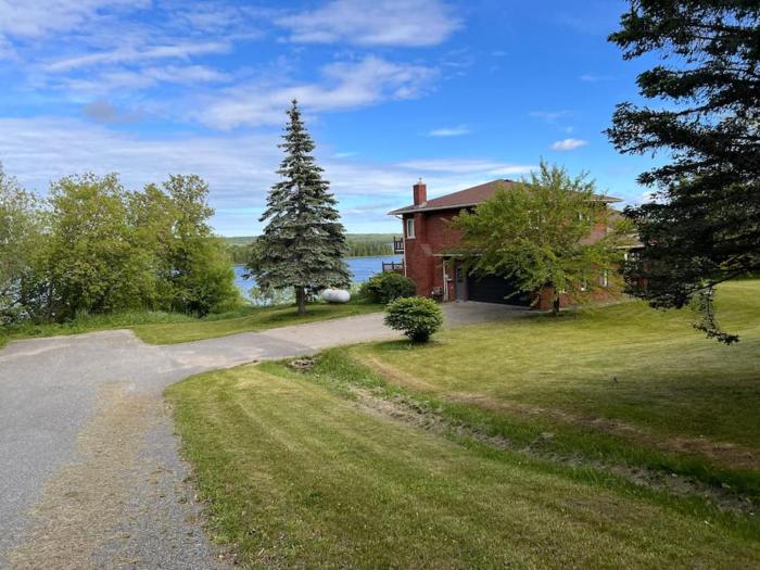Stunning 4bedroom Lake house !
