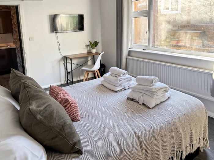 Perfect Couple Retreat To Relax With Hot Tubsauna