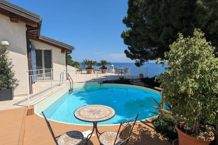 Villetta con Piscina su Terrazza vista mare