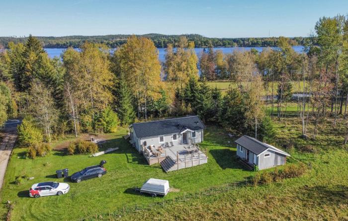 Gorgeous Home In Åsenhöga With Lake View