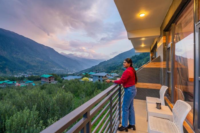 The 14 Gables, A Boutique Stay, Manali - Pet Friendly - Balcony Rooms - Crown Palace