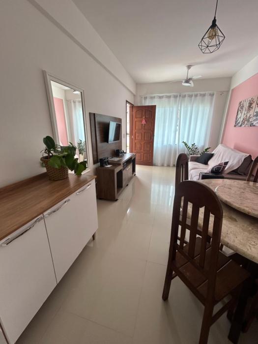 Apê 101 5 min praia Abricó Rio das Ostras 2 quartos 4 pessoas com área externa com churrasqueira e rede