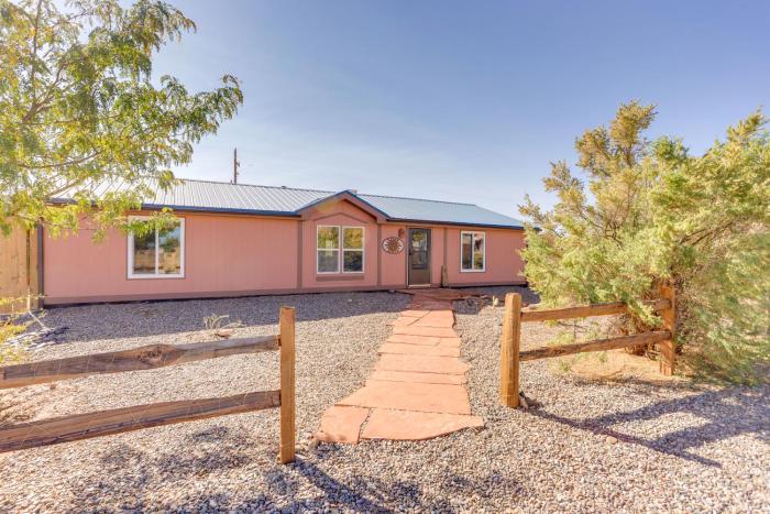 Stunning Views: Quiet Bluff Home Near Hiking!