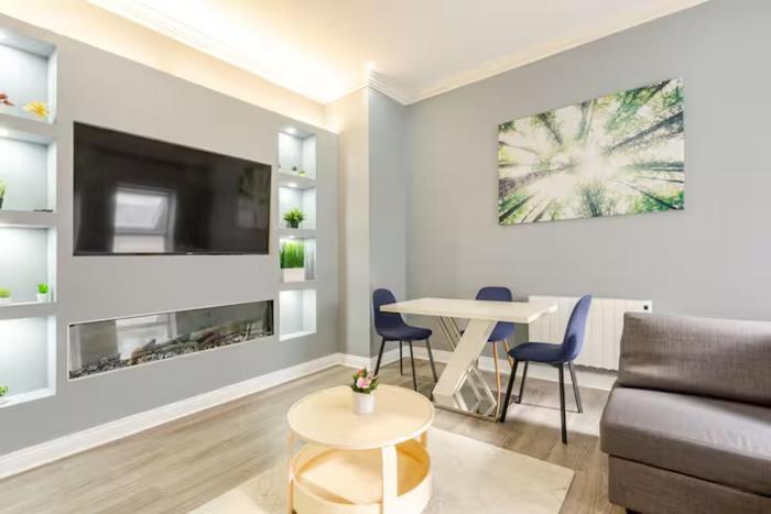 Best Location! Modern Apartment in Heart of City!