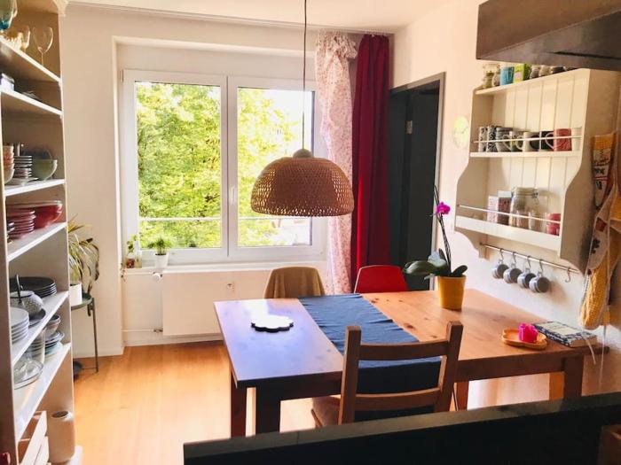 Cosy & central, lovely terrace over river & park