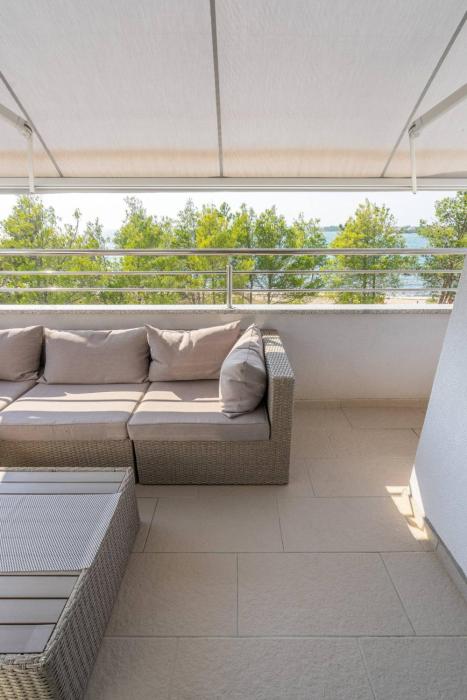 MY DALMATIA - Sea view apartment Privlaka with free private parking