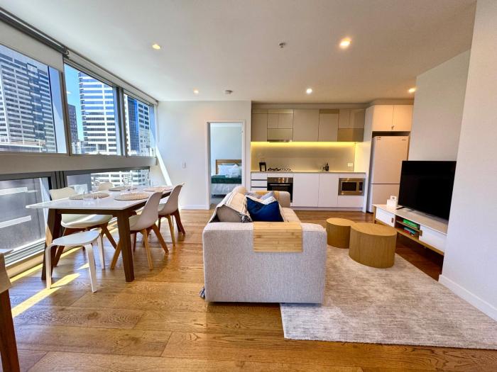 Central City Escape - Skyline Views, Pool & Parking