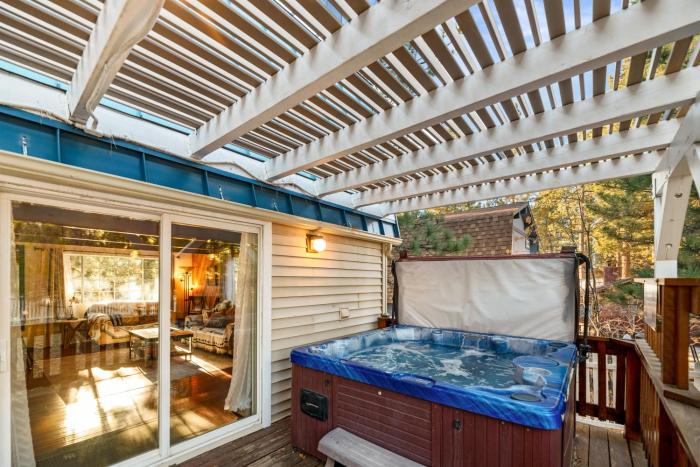 Hillcrest HappyNest - Hot tub, fire pit, gas grill