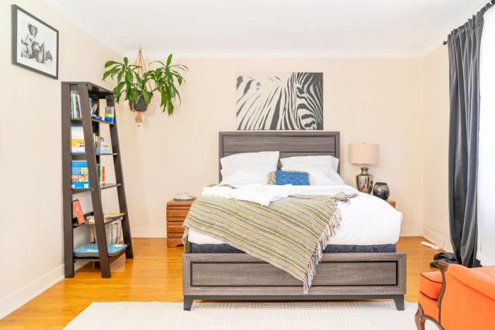 Room in cozy house close to Lawrence Ave, WiFi, parking