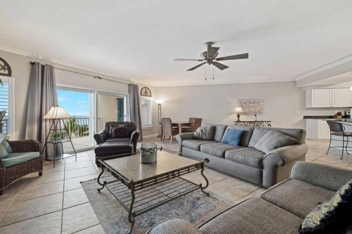 Admiral Quarters 405 Large Beachfront Condo