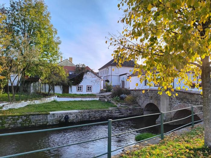 Chaloupka u Mostu sv Jana v centru Vodňan