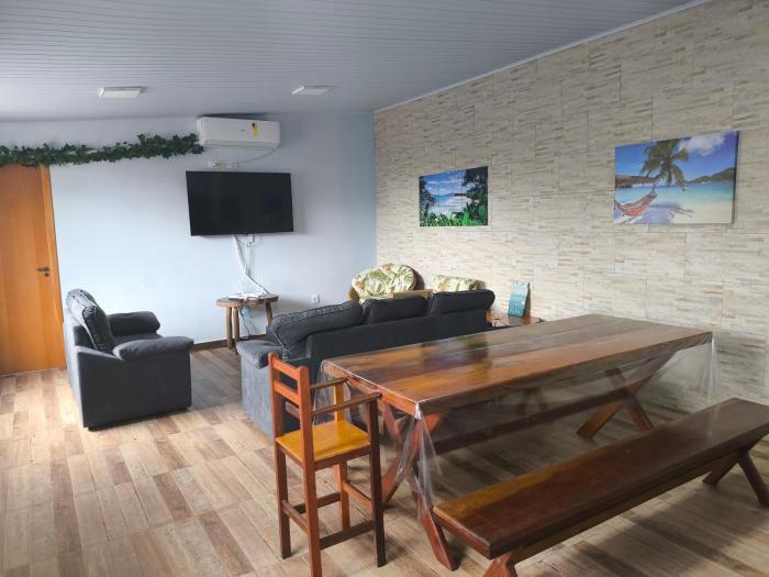 Casa aconchegante, Ubatuba, 40 metros da praia, frente ao mar, garagem fechada, quintal grande, área de lazer, churrasqueira, ar condicionado, wifi, tv a cabo, completamente equipada com utensílios