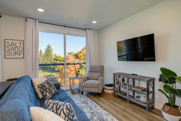 1 Mi to Ski Area Penthouse Condo in Traverse City