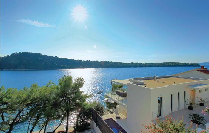 Six-Bedroom Holiday Home In Karbuni