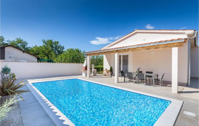 Lovely Home In Valbandon With Wifi