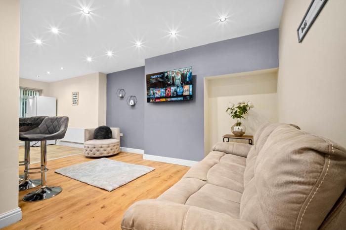 Harborne House, Perfect for Contractors & Families, sleeps 8