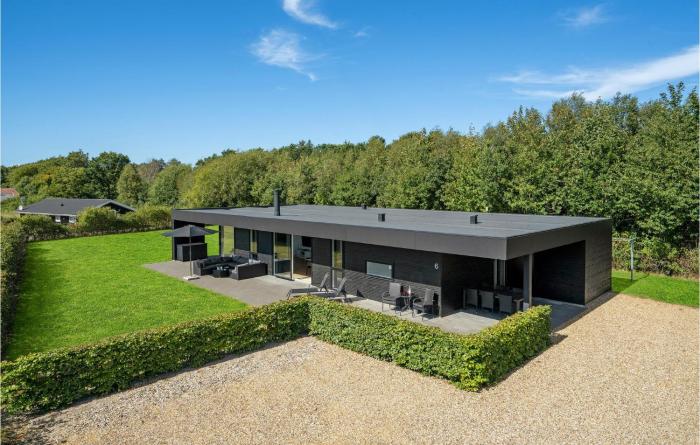 Three-Bedroom Holiday Home In Hemmet