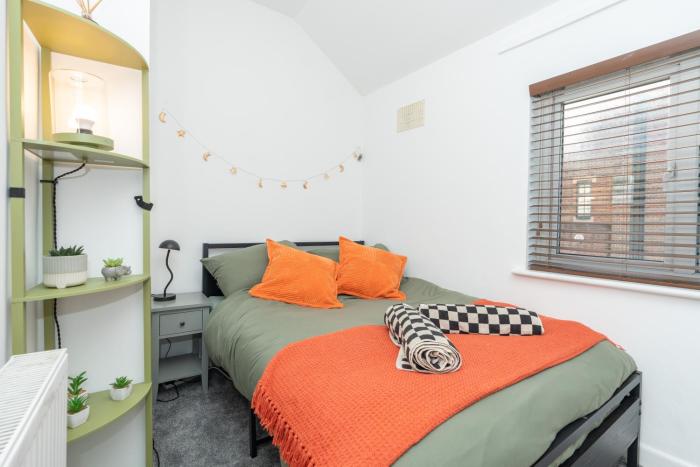 Central 1 Bedroom Home, Free Parking, Sleeps 4, near University