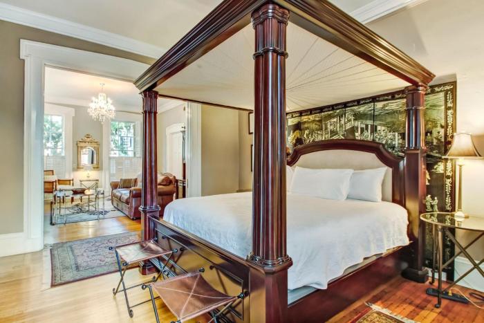 17 E Jones Street Parlor