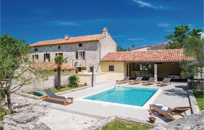 Cozy Home In Skicini With Sauna