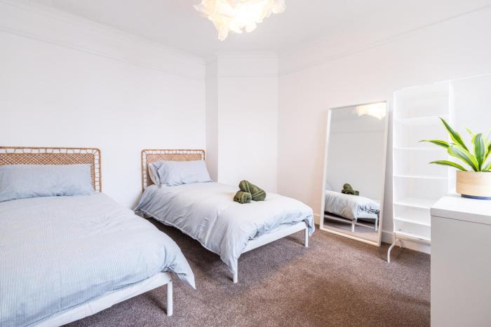 Orion Room - Twin Room in Luton