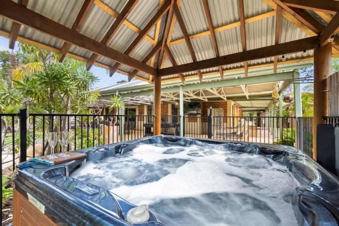 Dandjoo - hot tub, fire pit, outdoor entertainment