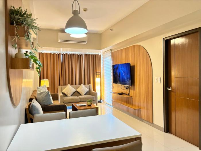 Modern 1 Bedroom Condo Unit with Pool view