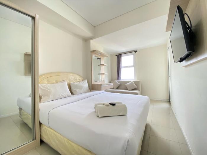 Homey Furnished 2BR Apartment at Parahyangan Residence By Travelio