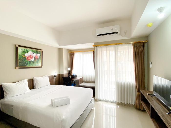 Cozy Stay Studio Apartment at Gateway Park LRT City Jatibening By Travelio